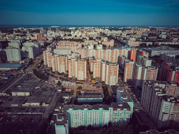 Вид с воздуха на растущий город. Вид с беспилотника на новый строительный комплекс в центре города с домами — стоковое фото