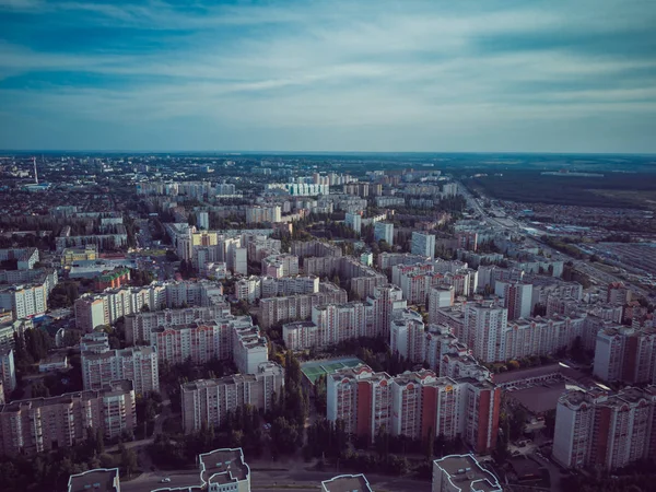 Flygfoto över växande stad. Drönare syn på nya byggnadskomplex i centrum med hus — Stockfoto