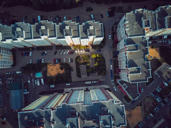 Luchtfoto van de groeiende stad. Drone uitzicht op nieuwbouw complex in het centrum met huizen — Stockfoto