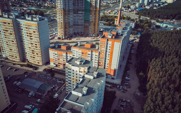 Vista aérea para os edifícios residenciais modernos. Exterior de edifício residencial de arranha-céus as fachadas. Edifício residencial rodeado de árvores. Arranha-céus no ambiente florestal — Fotografia de Stock