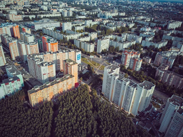 Вид с воздуха на современные жилые здания. Внешний вид высотного жилого здания фасадов. Жилой дом в окружении деревьев. Небоскрёбы в лесной среде — стоковое фото
