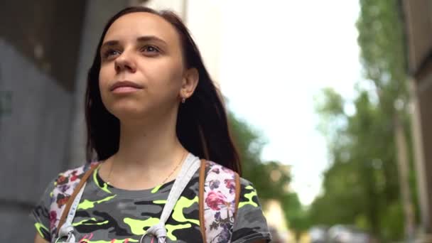 Молода Жінка Гуляє Місті Рюкзаком — стокове відео