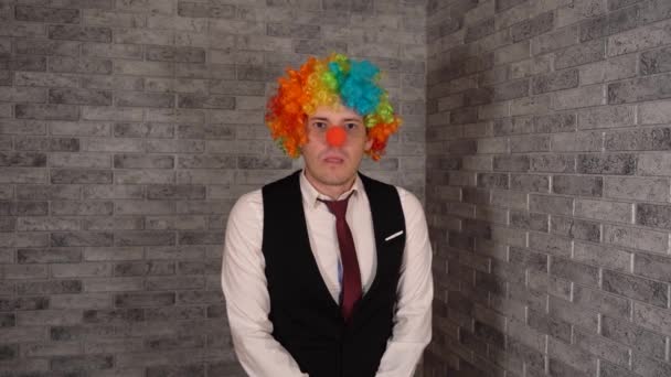 Kantoormedewerker in pruik, clown concept op het werk. Zakenman met een pruik. Originele clown kostuum voor Halloween — Stockvideo