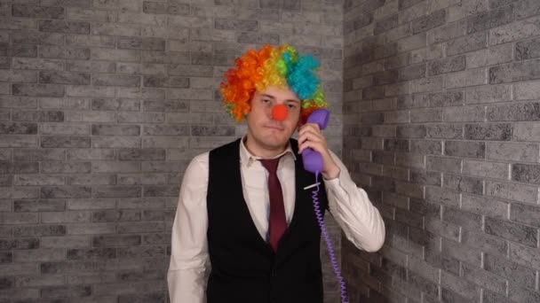 Büroangestellte mit Clownsperücke, Clown-Konzept bei der Arbeit. Geschäftsmann mit Clownsperücke. Originelles Clownskostüm für Halloween — Stockvideo