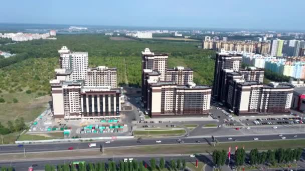 Nowoczesne budynki mieszkalne w słoneczny dzień z błękitnym niebem. Fasada nowoczesnego apartamentowca. budynek mieszkalny nowoczesny apartament kondominium architektury — Wideo stockowe