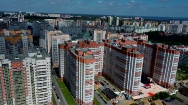 Yeni modern binalarla şehrin havadan görünüşü 