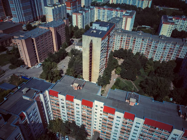 Moderne leilighetsbygg på en solskinnsdag med blå himmel. En fasade av en moderne leiegård. boligbygging - moderne leilighetsarkitektur – stockfoto