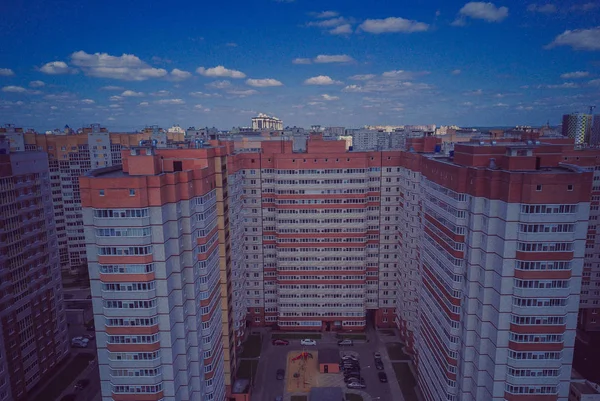 Moderne appartementengebouwen op een zonnige dag met een blauwe lucht. Voorzijde van een modern appartementencomplex. residentieel gebouw modern appartement condominium architectuur — Stockfoto