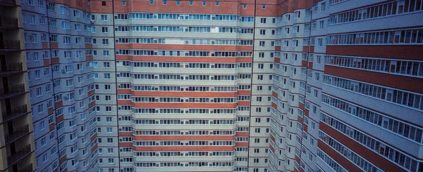 Edifícios de apartamentos modernos em um dia ensolarado com um céu azul. Fachada de um moderno edifício de apartamentos. edifício residencial apartamento moderno condomínio arquitetura — Fotografia de Stock