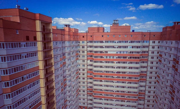 Moderne appartementengebouwen op een zonnige dag met een blauwe lucht. Voorzijde van een modern appartementencomplex. residentieel gebouw modern appartement condominium architectuur — Stockfoto