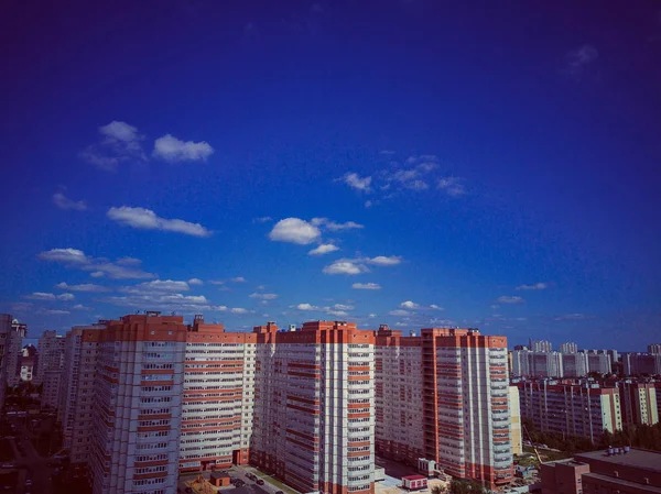 青い空の晴れた日に現代的なアパートの建物。近代的なアパートの建物のファサード。住宅建築｜現代アパートマンション建築 — ストック写真