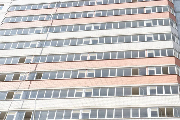 Moderne appartementengebouwen op een zonnige dag met een blauwe lucht. Voorzijde van een modern appartementencomplex. residentieel gebouw modern appartement condominium architectuur — Stockfoto