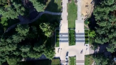 Parkın havadan görünüşü. Park, eğlence için yaratılmış bir peyzaj alanıdır. Orası insanlar için keyifli bir eğlence yeridir..