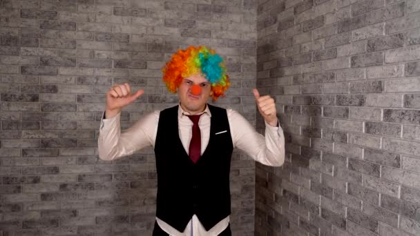 Jeune homme d'affaires clown travaillant dans le bureau — Video