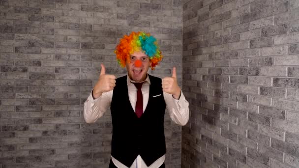 Operaio di ufficio in parrucca pagliaccio, concetto clown sul lavoro. Imprenditore con parrucca pagliaccio. Costume originale clown per Halloween — Video Stock
