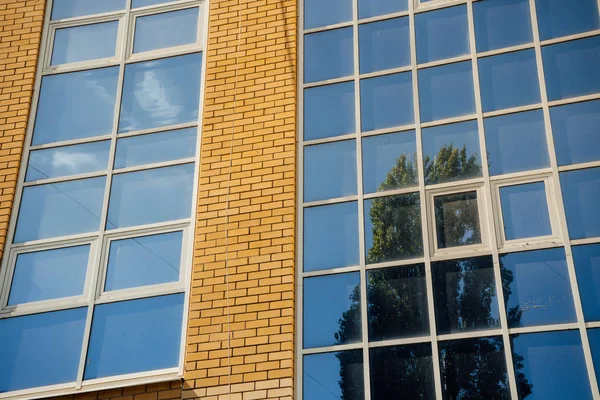 Окна современного офисного здания. Современная архитектура здания финансового офиса банка. облака и ярко-голубое небо, отраженные в зеркальных окнах современного торгового офисного здания — стоковое фото