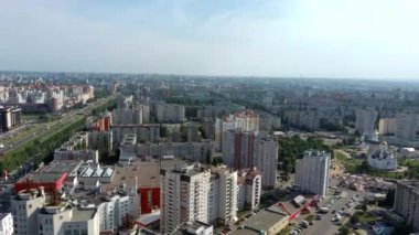 Sabahları modern metropol, en iyi manzara. Şehirde yeni binalar. Manila Panoraması. Gökdelenler ve iş merkezleri büyük bir şehirde.