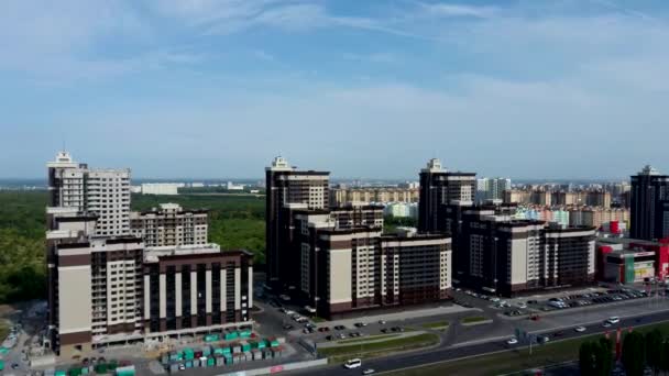 Moderna metropoli al mattino, vista dall'alto. Nuovi edifici in città. Grattacieli e centri commerciali in una grande città. — Video Stock