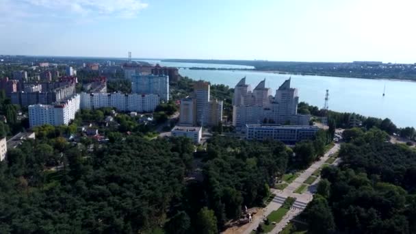 Nowoczesna metropolia rano, widok z góry. Nowe budynki w mieście. Panorama Manili. Drapacze chmur i centra biznesowe w dużym mieście. — Wideo stockowe