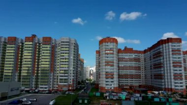 Sabahları modern metropol, en iyi manzara. Şehirde yeni binalar. Manila Panoraması. Gökdelenler ve iş merkezleri büyük bir şehirde.