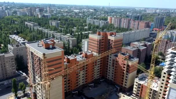 Torre guindaste sobre o fundo da construção. Fundo do canteiro de obras. Guindaste de construção perto do edifício em construção. — Vídeo de Stock