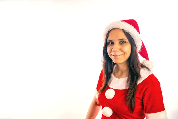 Sorridente bella giovane donna in abito Babbo Natale su uno sfondo bianco. Buon Natale e Felice Anno Nuovo . — Foto Stock