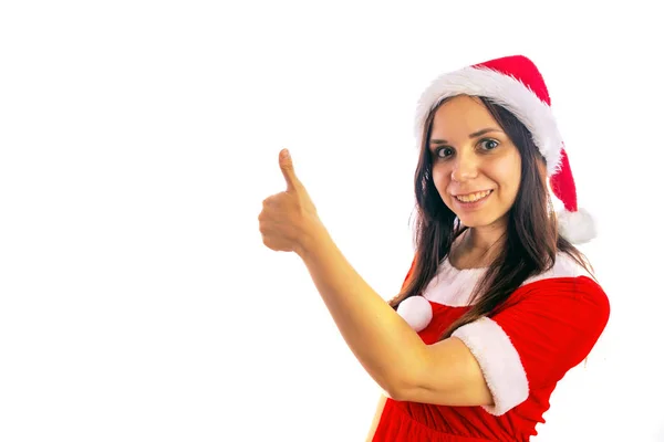 Sorridente bella giovane donna in abito di Babbo Natale sta guardando la fotocamera su uno sfondo bianco. Buon Natale e Felice Anno Nuovo . — Foto Stock