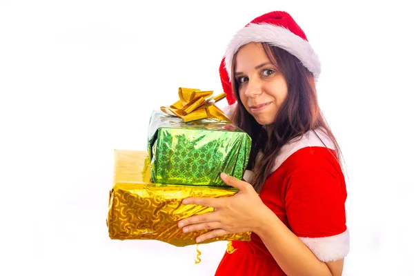 Noel Baba kostümü içinde gülümseyen genç bir kadın beyaz bir arka planda hediyeler tutuyor. Mutlu Noeller ve mutlu yıllar.. — Stok fotoğraf