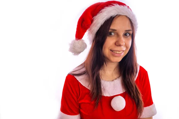 Улыбающаяся красивая молодая женщина в костюме Санта Клауса на белом фоне. С Новым годом и Рождеством! . — стоковое фото