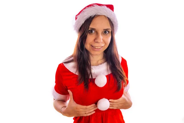 Lächelnd blickt die schöne junge Frau im Weihnachtsmannanzug in die Kamera auf weißem Hintergrund. Frohe Weihnachten und ein gutes neues Jahr. — Stockfoto