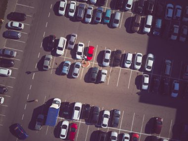 Yukarıdan araba park etme sürecine kadar bir manzara. Otoparkta trafik sıkışık. Yoğun otoparkta boş yer arıyorum. Park tavsiyesi. Yoğun iş merkezinde park yeri aranıyor.