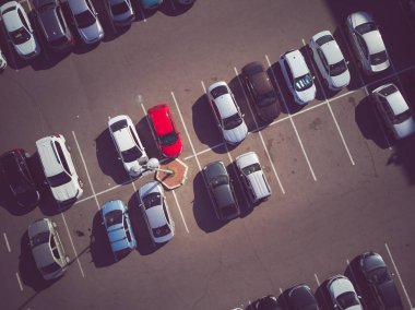 Yukarıdan araba park etme sürecine kadar bir manzara. Otoparkta trafik sıkışık. Yoğun otoparkta boş yer arıyorum. Park tavsiyesi. Yoğun iş merkezinde park yeri aranıyor.