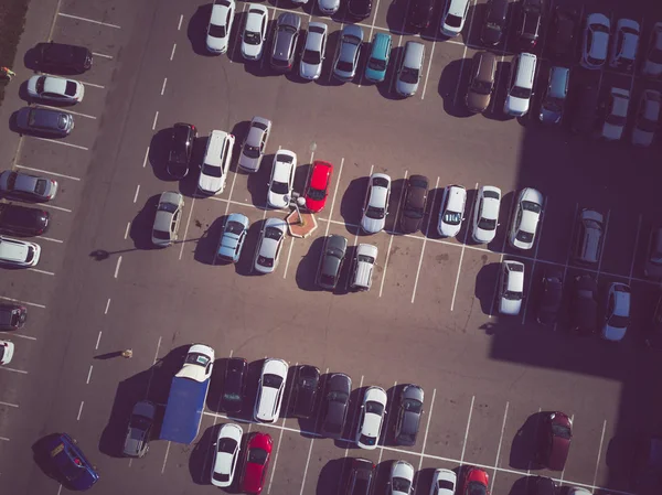 Yukarıdan araba park etme sürecine kadar bir manzara. Otoparkta trafik sıkışık. Yoğun otoparkta boş yer arıyorum. Park tavsiyesi. Yoğun iş merkezinde park yeri aranıyor.