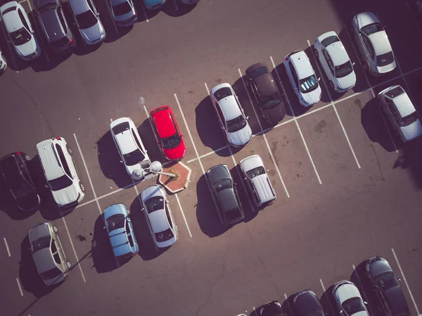 Yukarıdan araba park etme sürecine kadar bir manzara. Otoparkta trafik sıkışık. Yoğun otoparkta boş yer arıyorum. Park tavsiyesi. Yoğun iş merkezinde park yeri aranıyor.