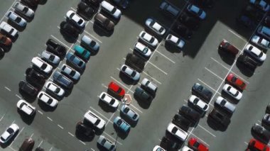 Yukarıdan araba park etme sürecine kadar bir manzara. Otoparkta trafik sıkışık. Yoğun otoparkta boş yer arıyorum. Park tavsiyesi. Yoğun iş merkezinde park yeri aranıyor.