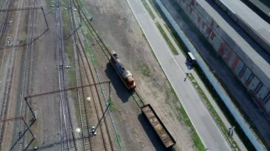 Şehir kargo terminalinde yük trenleri. Tren parkında demiryolları. Işınlama lojistik arka planı için liman kullanımında yük treni konteynırına sahip kargo treni platformu.