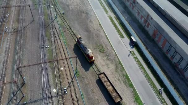 Trenes de carga en la terminal de carga urbana. Ferrocarriles en el estacionamiento del tren. Plataforma de tren de carga con contenedor de tren de carga en el depósito en el uso portuario para la logística de exportación fondo . — Vídeo de stock