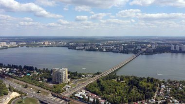 Yaz aylarında bulutlu bir günde şehir ve nehir bir kuş bakışı görünümü.