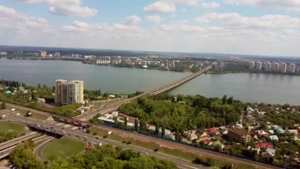 Vue à vol d'oiseau de la ville et de la rivière par une journée nuageuse en été.