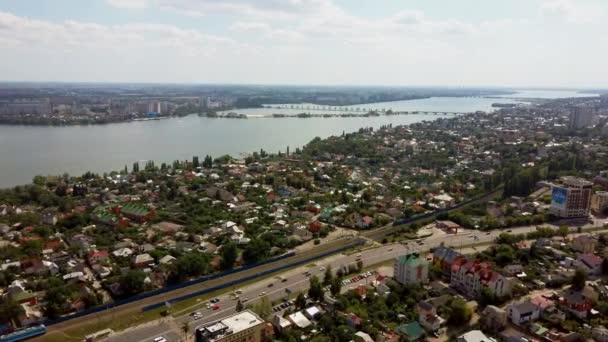 Voronezh, Rusia 25 de agosto de 2019: Vista aérea de la ciudad y el río en un día nublado en verano.. — Vídeos de Stock