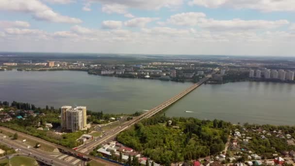 Luftaufnahme der Stadt und des Flusses an einem bewölkten Tag im Sommer. — Stockvideo