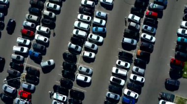 Yukarıdan araba park etme sürecine kadar bir manzara. Otoparkta trafik sıkışık. Yoğun otoparkta boş yer arıyorum. Park tavsiyesi. Yoğun iş merkezinde park yeri aranıyor.