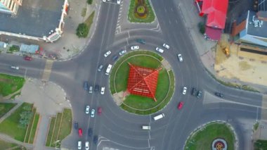 Şehir bloklarının en üst görüntüsü, araba trafiği olan caddelerin manzarası
