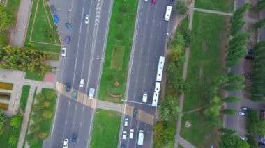 Şehir bloklarının en üst görüntüsü, araba trafiği olan caddelerin manzarası