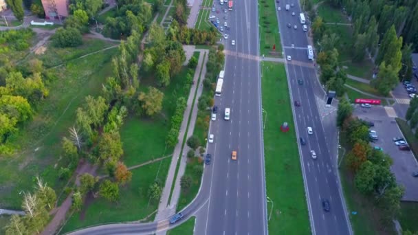 Vista superior dos blocos da cidade, vista das ruas com tráfego de carro — Vídeo de Stock