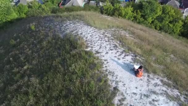 Doğada haritası olan gezgin bir kadın. Sırt çantası taşıyan sıradan bir kadın. Gezgin yalnız seyahat ediyor. — Stok video