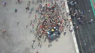 İnsanlar için olayların havadan görünüşü. Stadyumdaki birçok insan gösteriyi izliyor..