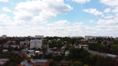 Güneşli bir yaz gününde Rusya 'nın havadan görünüşü. Kuş bakışı şehir manzarası.