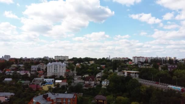 Vista aérea de la gran ciudad de Rusia en un soleado día de verano. Vista de la ciudad desde la vista de las aves. — Vídeos de Stock