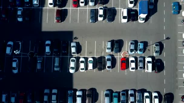 A kilátás felülről a folyamat a parkolás. Nagy a forgalom a parkolóban. Helyeket keresek a forgalmas parkolóban. Parkolási tanács. Utazás parkolásra forgalmas üzleti központban — Stock videók